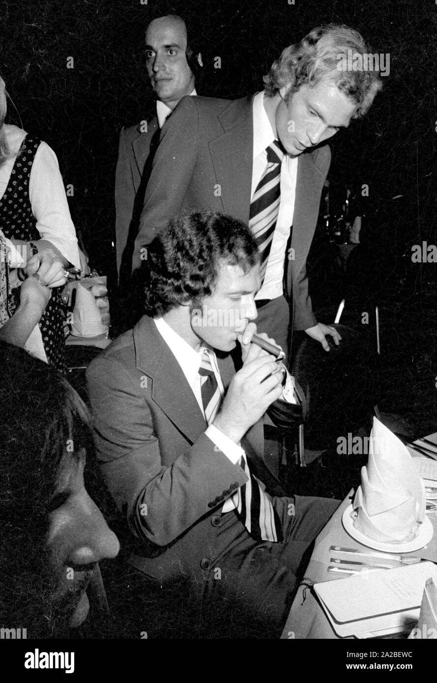 Franz Beckenbauer (seduto) e Uli Hoeneß (in piedi) al banchetto del Presidente federale all'Hilton Hotel di Monaco di Baviera. Foto Stock Franz Beckenbauer (seduto) e Uli Hoeneß (in piedi) al banchetto del Presidente federale all'Hilton Hotel di Monaco di Baviera. Foto Stock