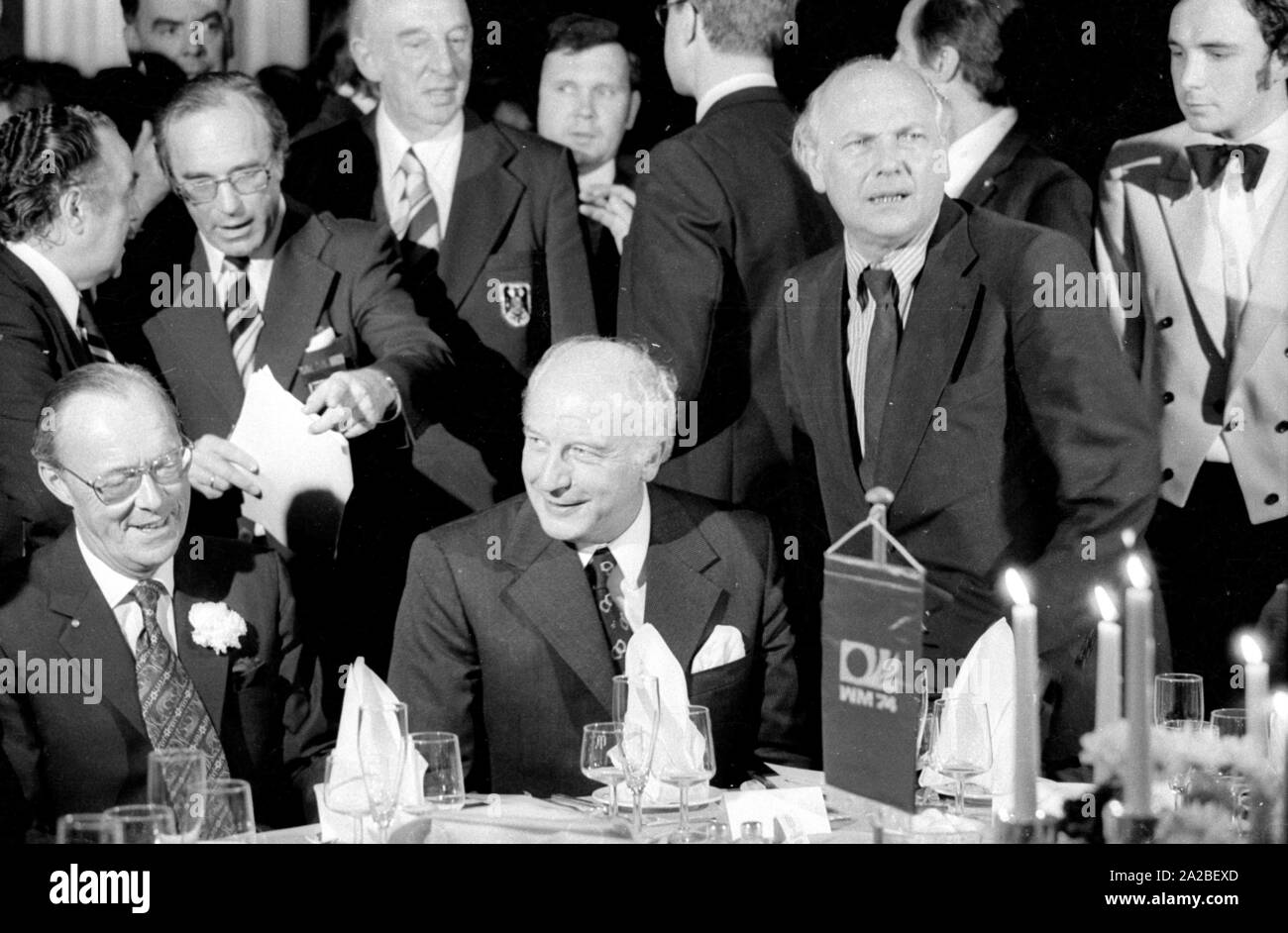 Il principe olandese Bernhard zur Lippe-Biestfeld (l) e Presidente federale Walter Scheel (r). al banchetto dell'Hilton Hotel di Monaco di Baviera. Foto Stock Il principe olandese Bernhard zur Lippe-Biestfeld (l) e Presidente federale Walter Scheel (r). al banchetto dell'Hilton Hotel di Monaco di Baviera. Foto Stock