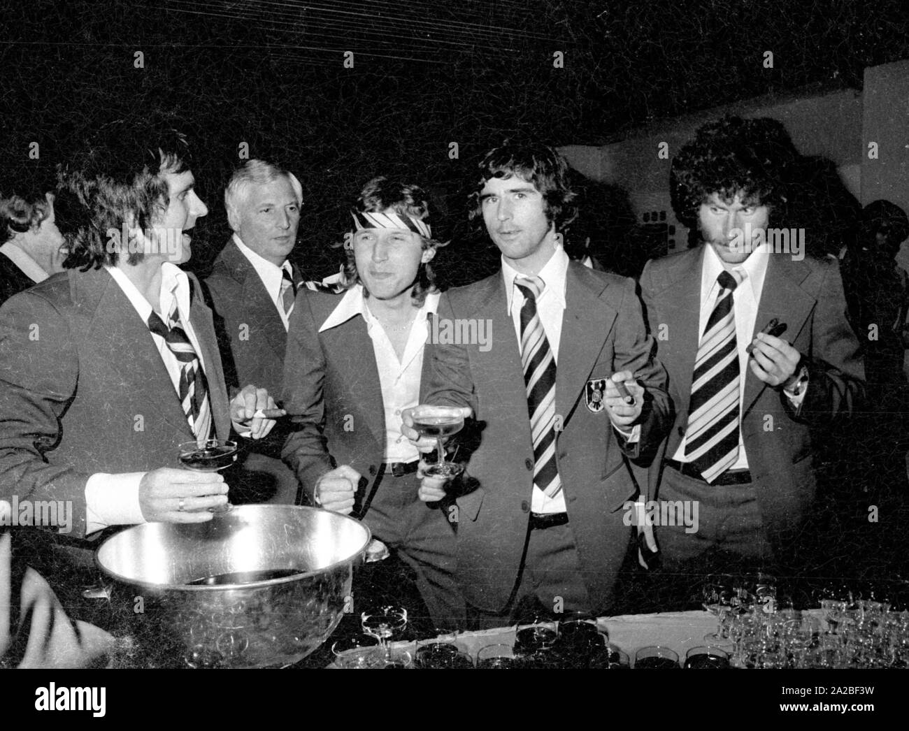 Da sinistra a destra: Wolfgang Overath, Heinz Flohe, Gerd Müller e Paul Breitner al banchetto del Presidente federale al Hotel Hilton di Monaco di Baviera. In background, co-trainer Jupp Derwall. Foto Stock Da sinistra a destra: Wolfgang Overath, Heinz Flohe, Gerd Müller e Paul Breitner al banchetto del Presidente federale al Hotel Hilton di Monaco di Baviera. In background, co-trainer Jupp Derwall. Foto Stock