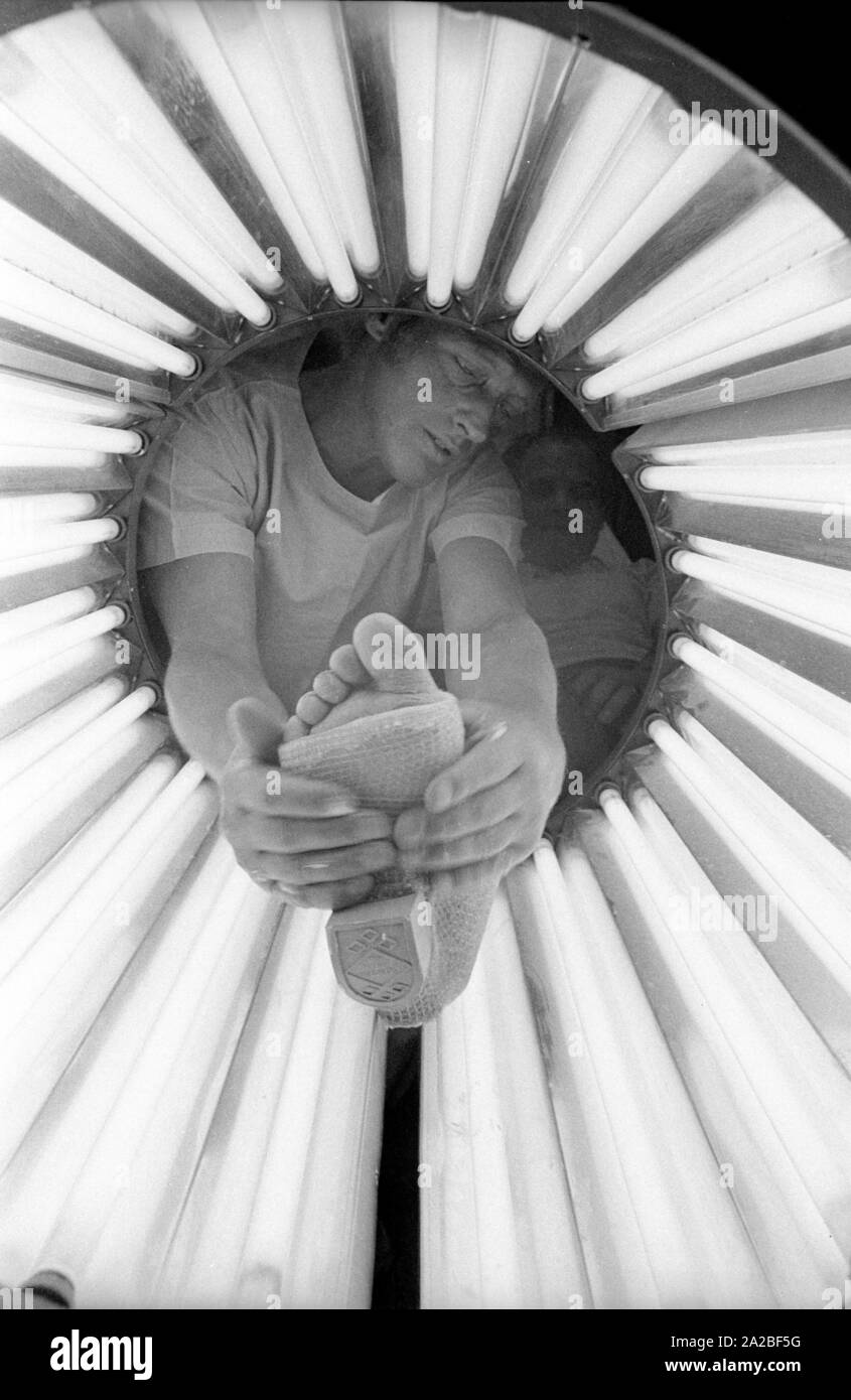 Un piede intonacata in un tubo luminoso. Presumibilmente questo è 'Lightcast 3M', un bendaggio materiale che indurisce sotto luce ultravioletta. Foto Stock