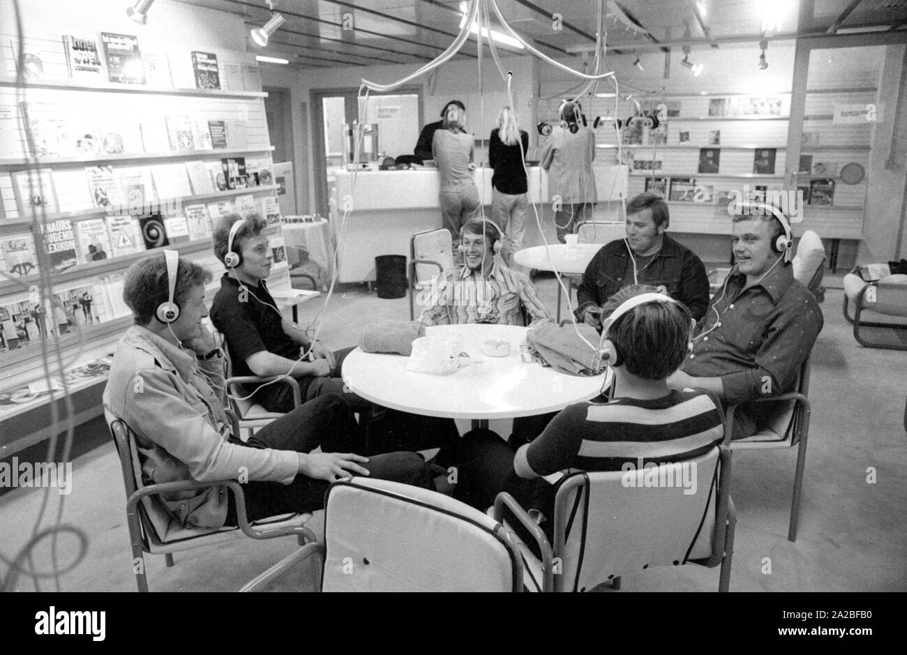 Il 'Gesundheitspark' dei Münchner Volkshochschule (Centro per l'istruzione degli adulti) in Olympiastation offre una vasta gamma di attività per la salute fisica e mentale, tra le altre cose i record di vinile può essere ascoltato. Foto Stock Il 'Gesundheitspark' dei Münchner Volkshochschule (Centro per l'istruzione degli adulti) in Olympiastation offre una vasta gamma di attività per la salute fisica e mentale, tra le altre cose i record di vinile può essere ascoltato. Foto Stock