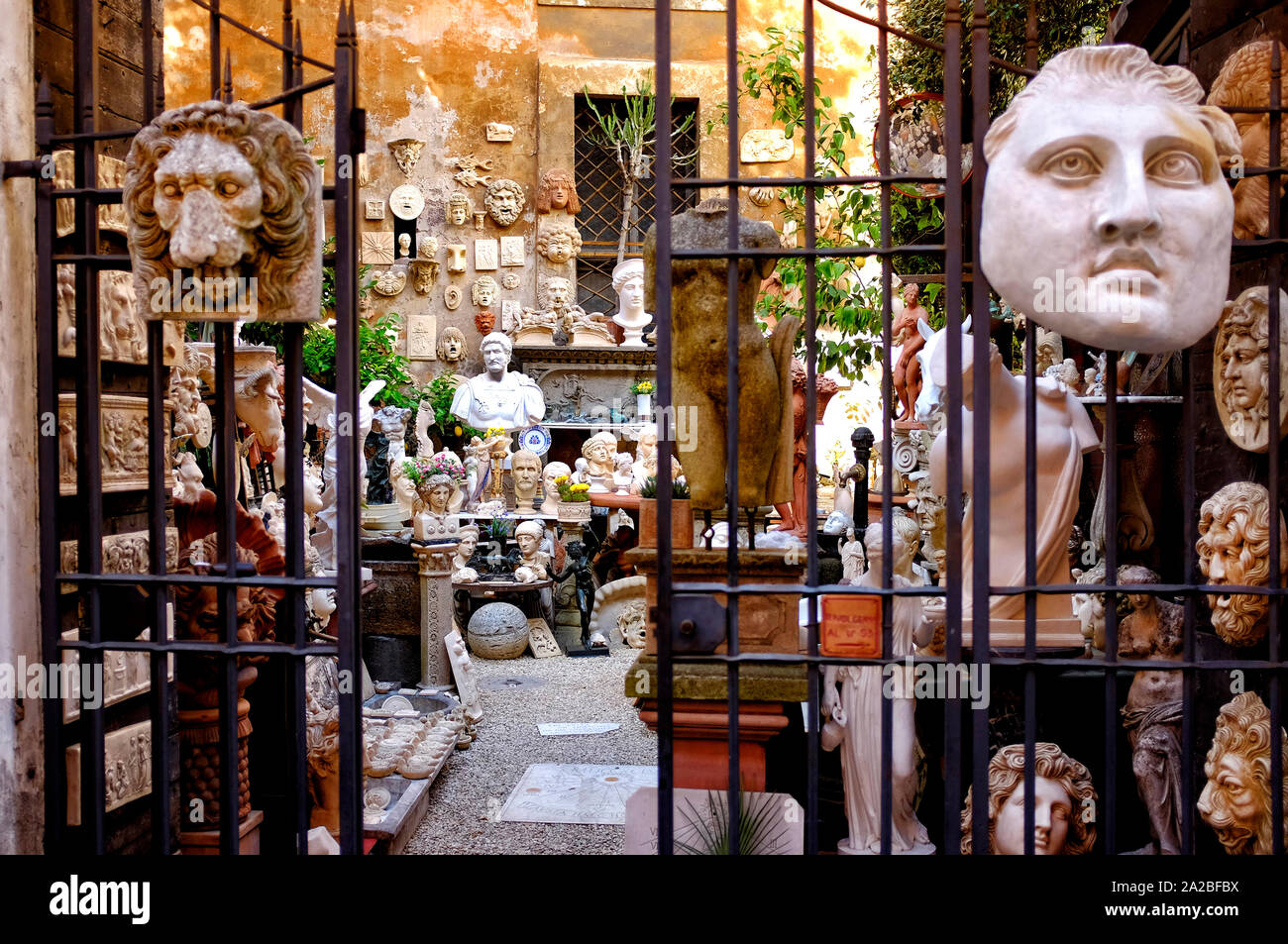 Il vecchio laboratorio di ceramica in via Torino, Roma, Italia Foto Stock