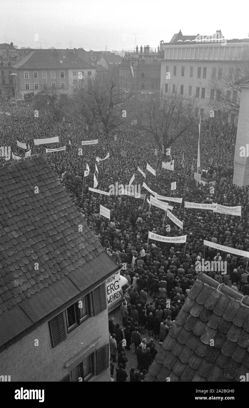 Persone dimostrare su Kornmarktplatz di Bregenz, vogliono che la nave più recente della austriaca Bodensee flotta ad essere denominati " Vorarlberg'. Gli abitanti dell'omonimo stato federale di respingere il nome della nave "Karl Renner'.Questo dibattito pubblico, che durò dal 1964 al 1965, è andato giù nella storia come il 'Fussachaffaere' ('affare Fussach'). Foto Stock