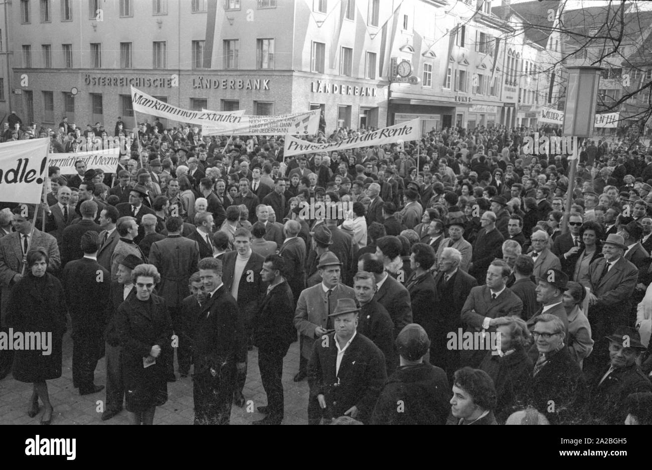 Persone dimostrare su Kornmarktplatz di Bregenz, vogliono che la nave più recente della austriaca Bodensee flotta ad essere denominati " Vorarlberg'. Gli abitanti dell'omonimo stato federale di respingere il nome della nave "Karl Renner'. Sul banner leggere: "Uno può battezzare due volte' e 'Probst andare in pensione". Questo dibattito pubblico, che durò dal 1964 al 1965, è andato giù nella storia come il 'Fussachaffaere' ('affare Fussach'). Foto Stock