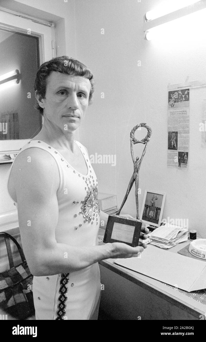 Un funambolico artista - probabilmente dal Circus Krone - presenta un trofeo. Foto Stock