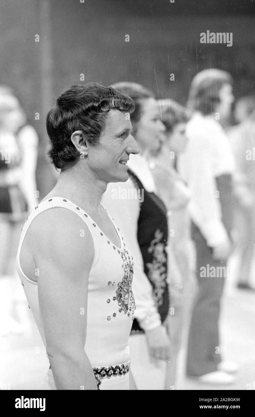 Artista Tightrope in costume in un circo anello, probabilmente nel Circus Krone. Foto Stock