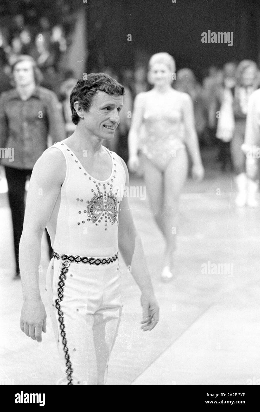 Artista Tightrope in costume in un circo anello, probabilmente nel Circus Krone. Foto Stock