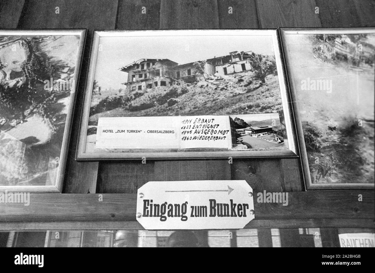 All'ingresso del complesso di bunker su Obersalzberg pende una foto che mostra il 'Tuerkenhof' in stato bombardato. Foto Stock