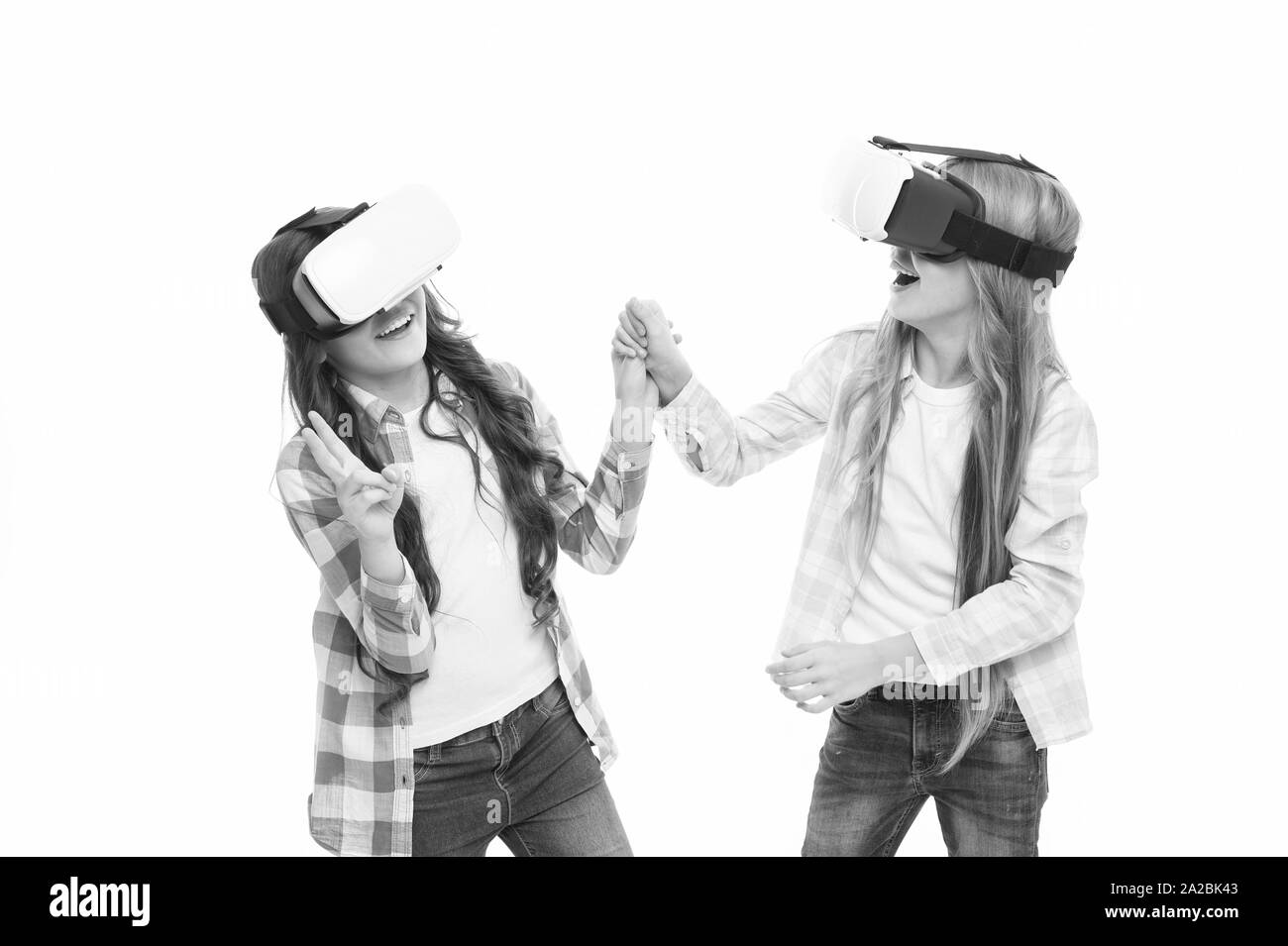 Gioco e divertimento. Giocare cyber game e studio. Istruzione moderna. Istruzione alternativa tecnologie. Formazione virtuale. I bambini indossare hmd esplorare virtuale o di realtà aumentata. Le ragazze di interagire cyber realtà. Foto Stock