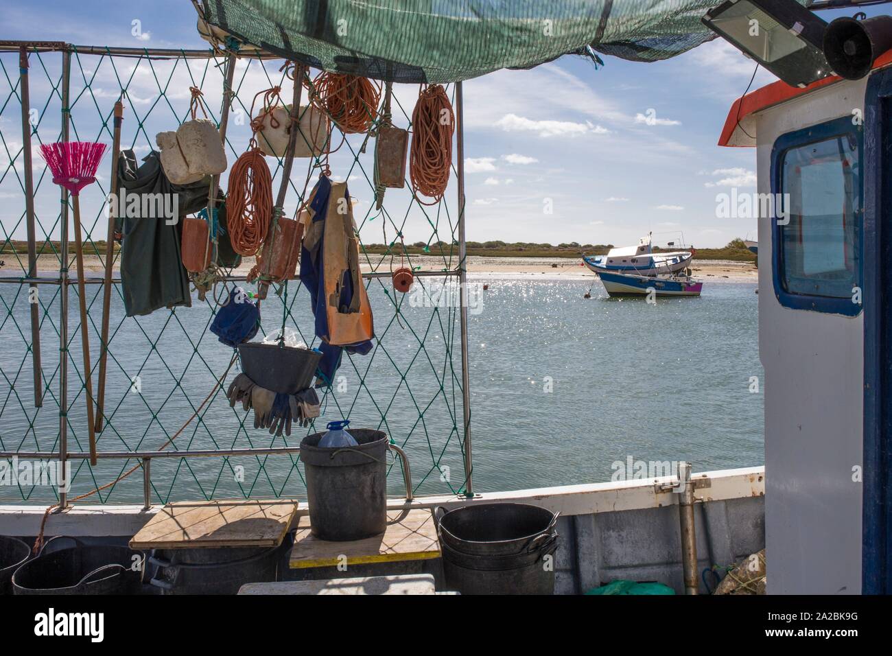 Appendere le attrezzature del pescatore in barca da pesca deck. Cabanas de Tavira, Portogallo. Foto Stock