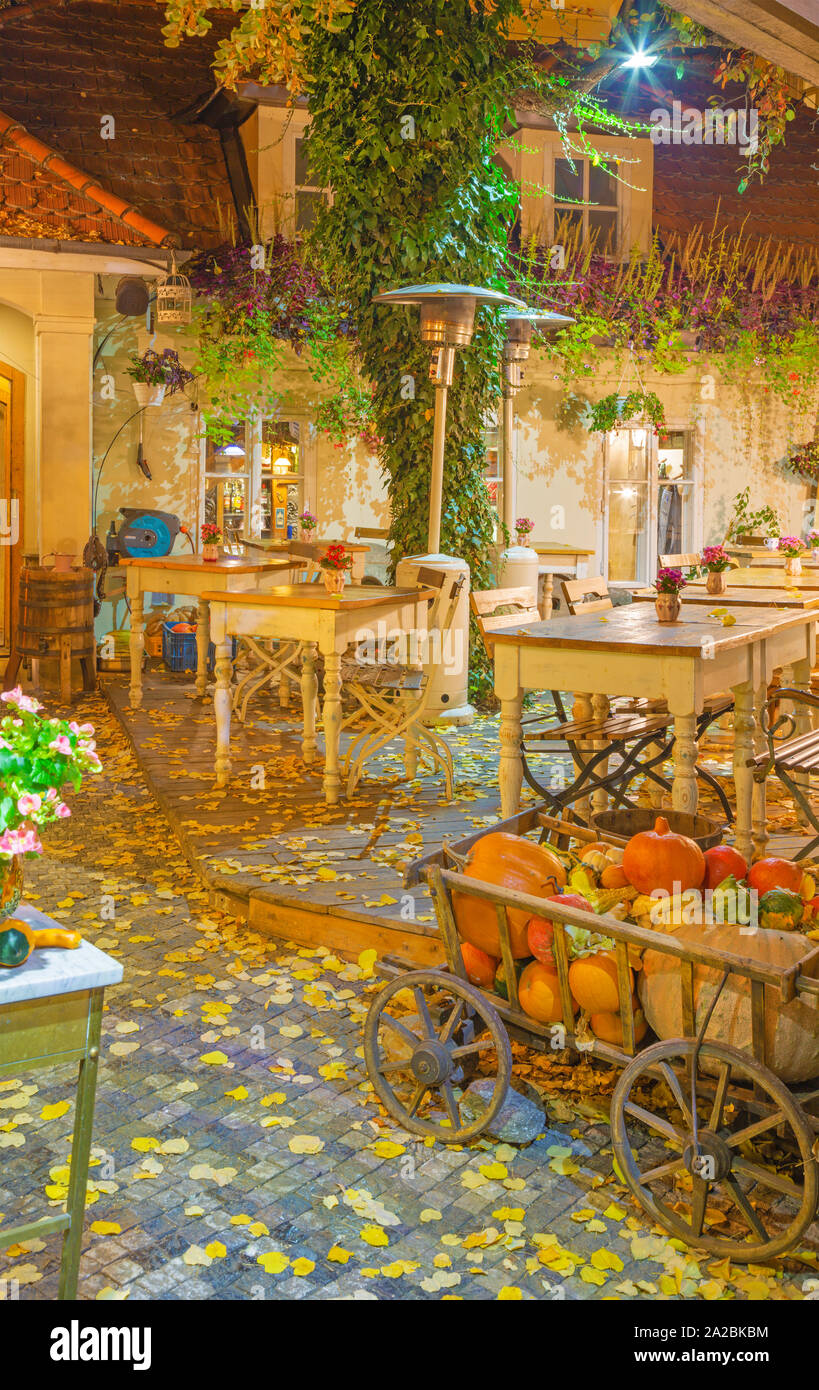 Praga, Repubblica Ceca - 17 ottobre 2018: l'autunno nicht atmosfera sul cortile del ristorante nel quartiere piccolo. Foto Stock