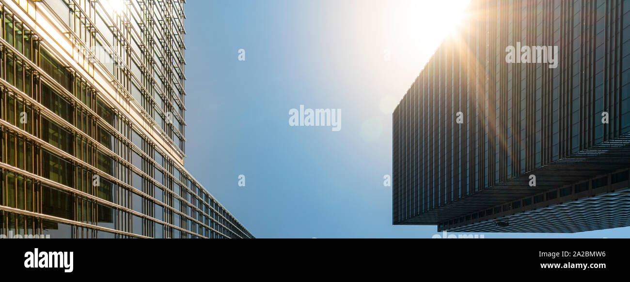 Città moderna di grattacieli in condizioni di luce solare intensa con riflessioni Foto Stock