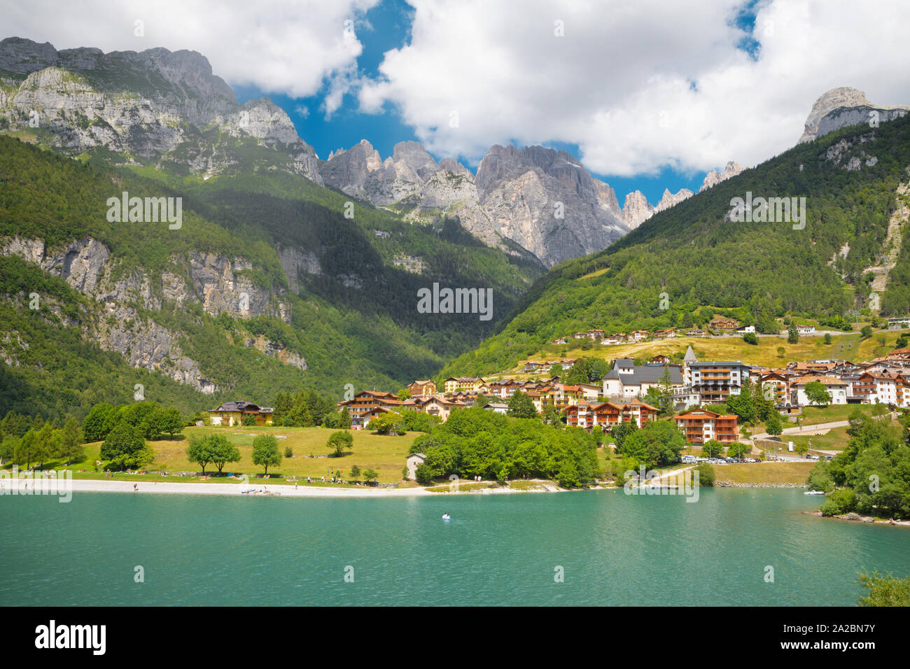 Le Alpi lago Lago di Molveno con il gruppo delle Dolomiti di Brenta in background. Foto Stock