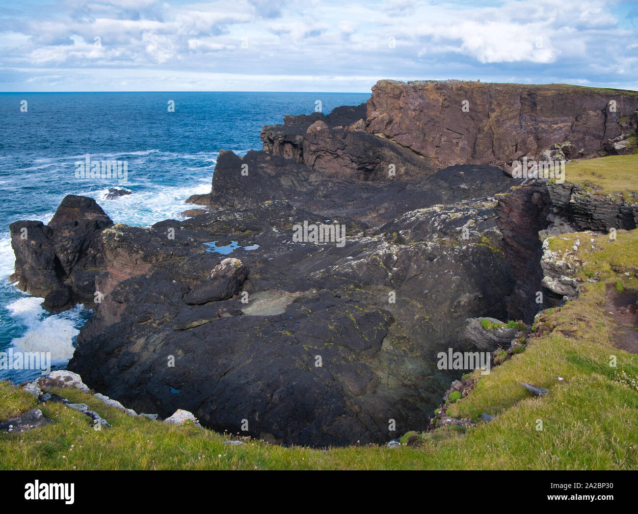 Costa di formazioni di roccia a Eshaness sulle Isole Shetland Scozia, Regno Unito - Le rocce sono di Eshaness formazione vulcanica. Foto Stock