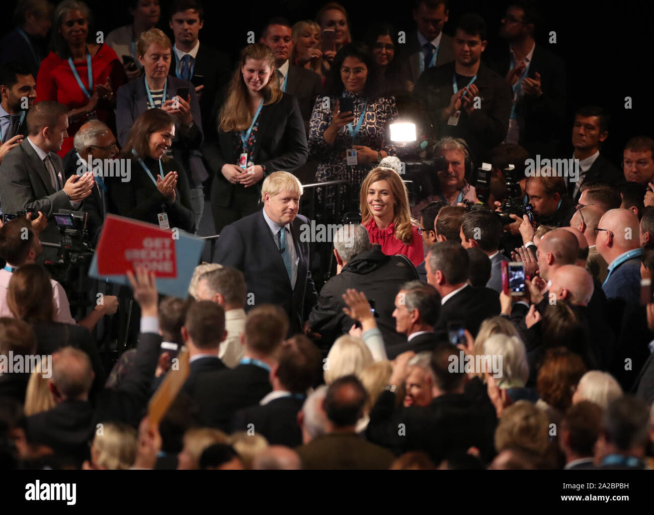Il primo ministro Boris Johnson e Carrie Symonds presso il congresso del partito conservatore al Manchester Convention Center. Il primo ministro riceve applausi per il suo intervento da parte del pubblico. Foto Stock