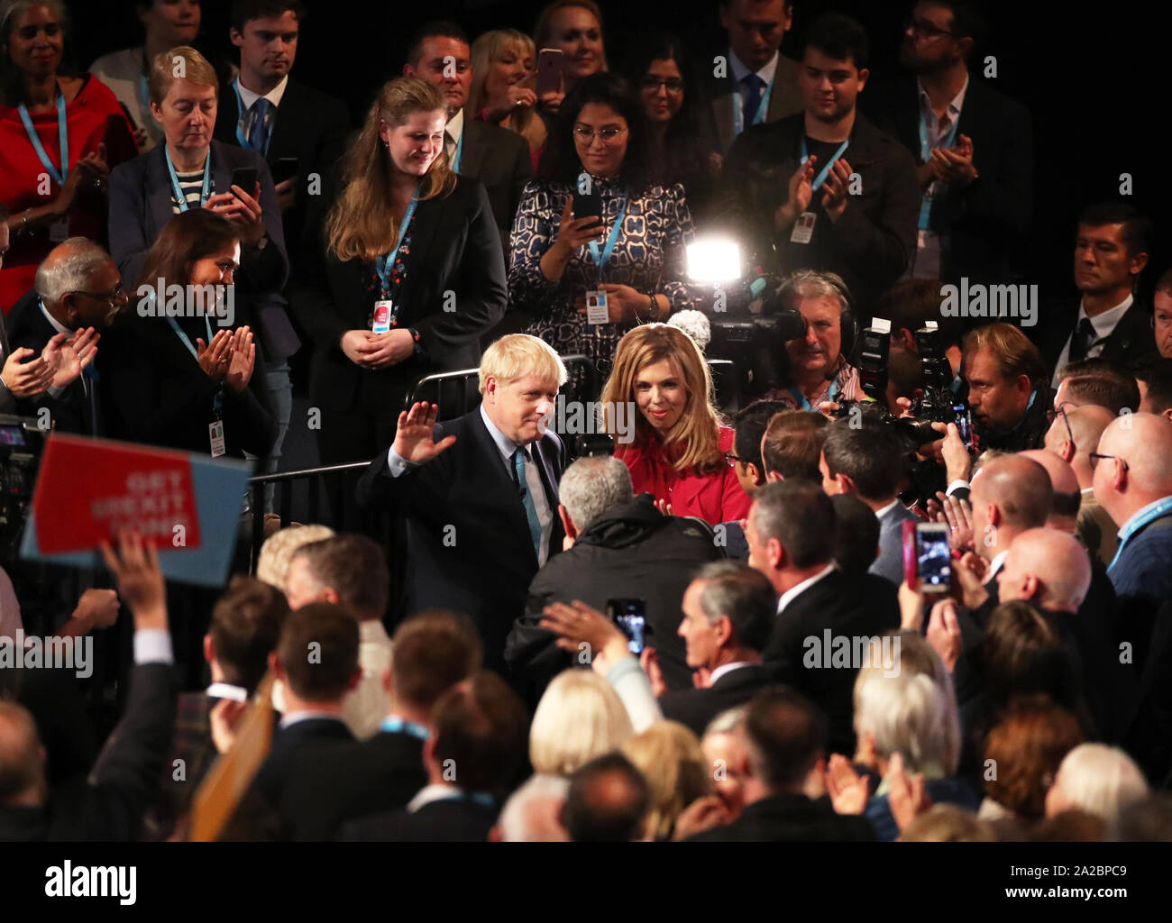 Il primo ministro Boris Johnson e Carrie Symonds presso il congresso del partito conservatore al Manchester Convention Center. Il primo ministro riceve applausi per il suo intervento da parte del pubblico. Foto Stock