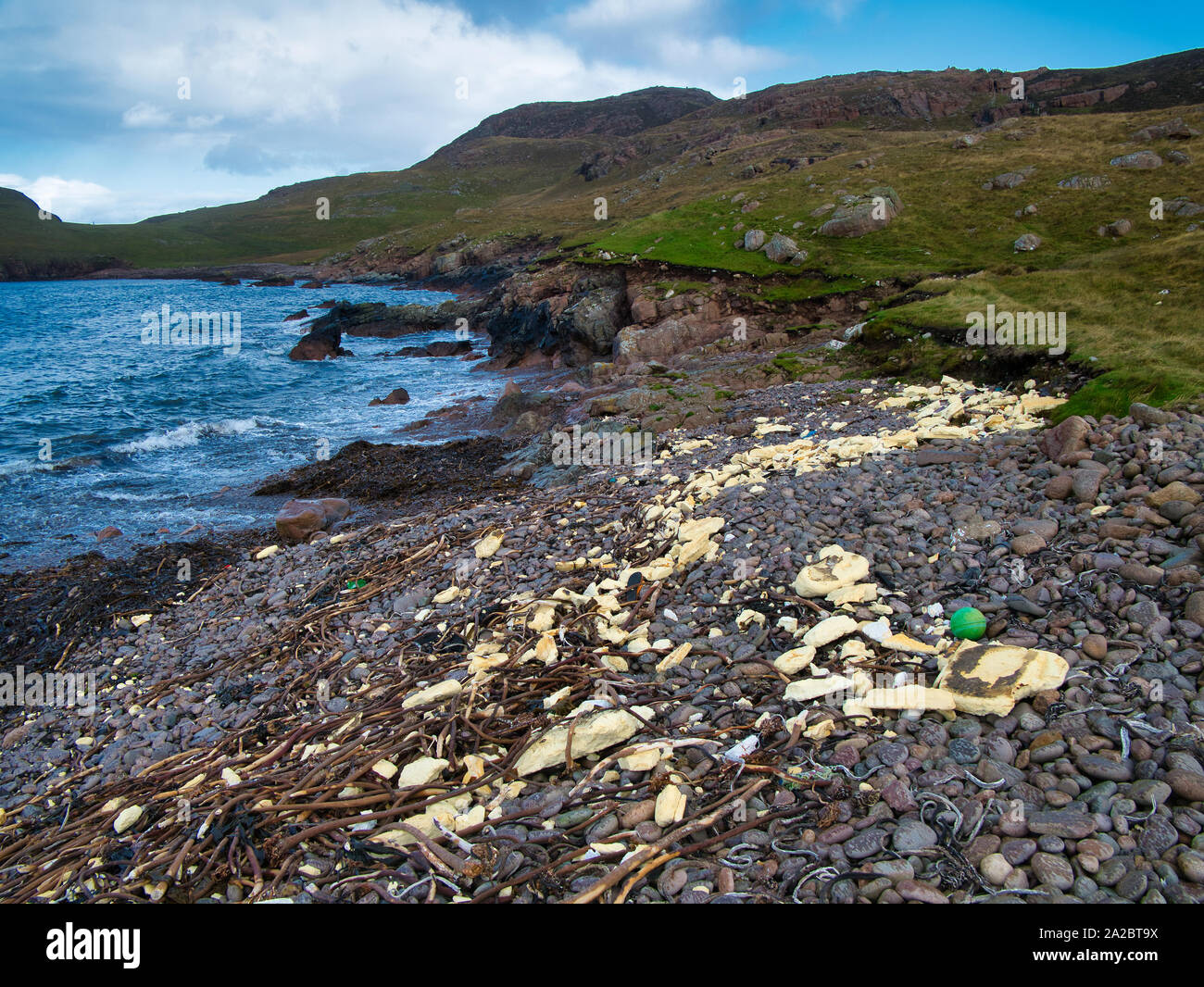 Inquinamento di plastica - rifiuti lavato fino sulla sindrome di Muckle Roe, Shetland, Regno Unito - oggetti in plastica lavate in dal mare Foto Stock