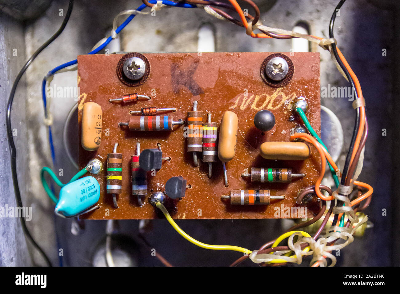 Scheda di circuito in fuzz vintage guitar pedale, visto da sopra Foto Stock