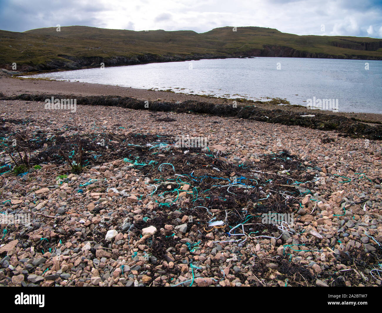 Inquinamento di plastica - rifiuti lavato fino sulla sindrome di Muckle Roe, Shetland, Regno Unito - un assortimento degli articoli di plastica lavati in dal mare Foto Stock