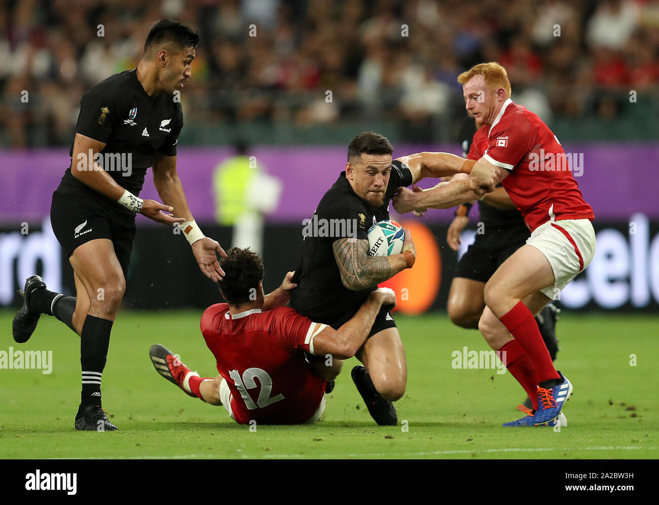 La Nuova Zelanda è Sonny Bill Williams (centro) viene affrontato dal Canada's Ciaran Hearn (sinistra) e Peter Nelson durante il 2019 Coppa del Mondo di Rugby corrispondono a Oita Stadium, Giappone. Foto Stock