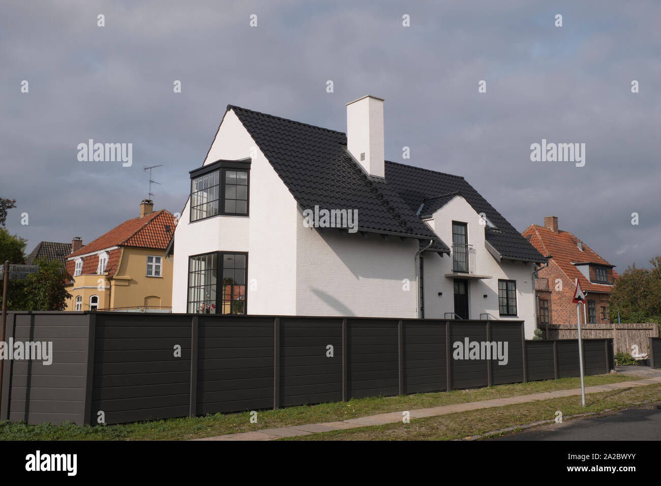 Tipica casa nel distretto di Kobenhavn nella città di Copenaghen su un nuvoloso giorno di autunno, Danimarca Foto Stock