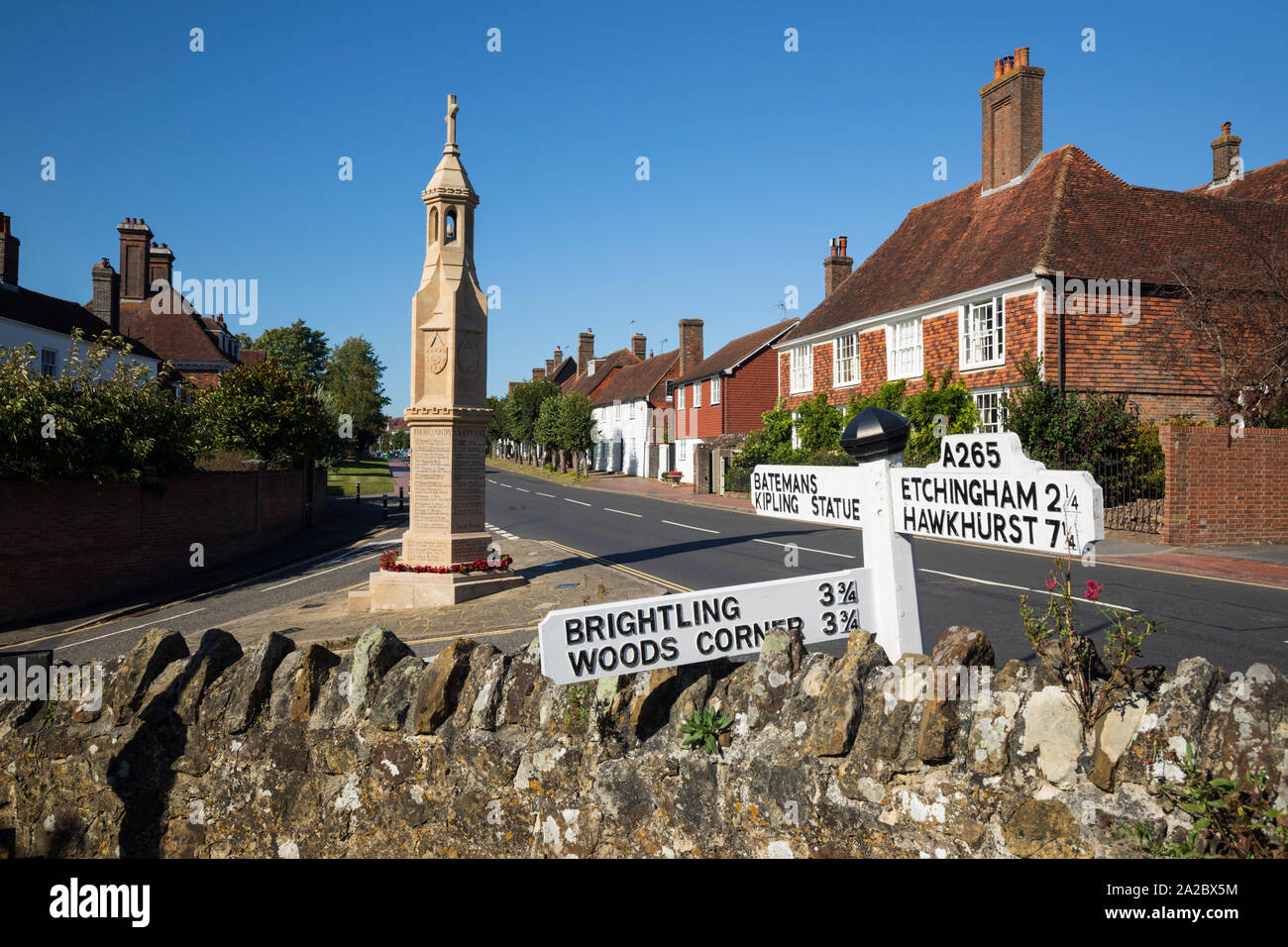 Il memoriale di guerra e cottage lungo Burwash High Street, Burwash, East Sussex, England, Regno Unito, Europa Foto Stock