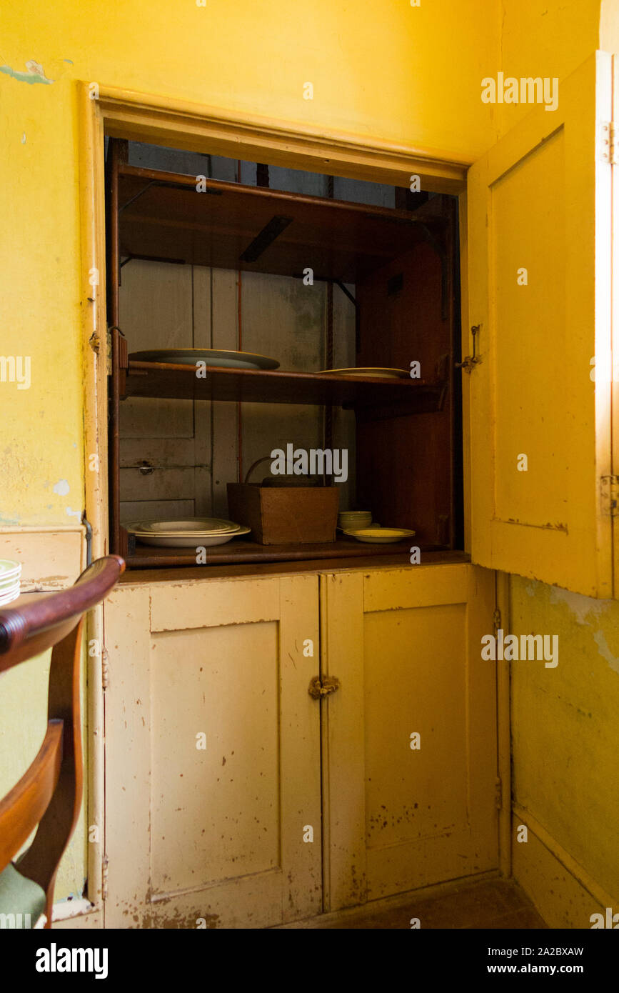 Un epoca vittoriana dumbwaiter / montavivande ascensore per il trasporto di derrate alimentari tra pavimenti in casa o casa. Regno Unito. Lo sportello apribile è aperto per mostrare le piastre su scaffali in montavivande. (110) Foto Stock
