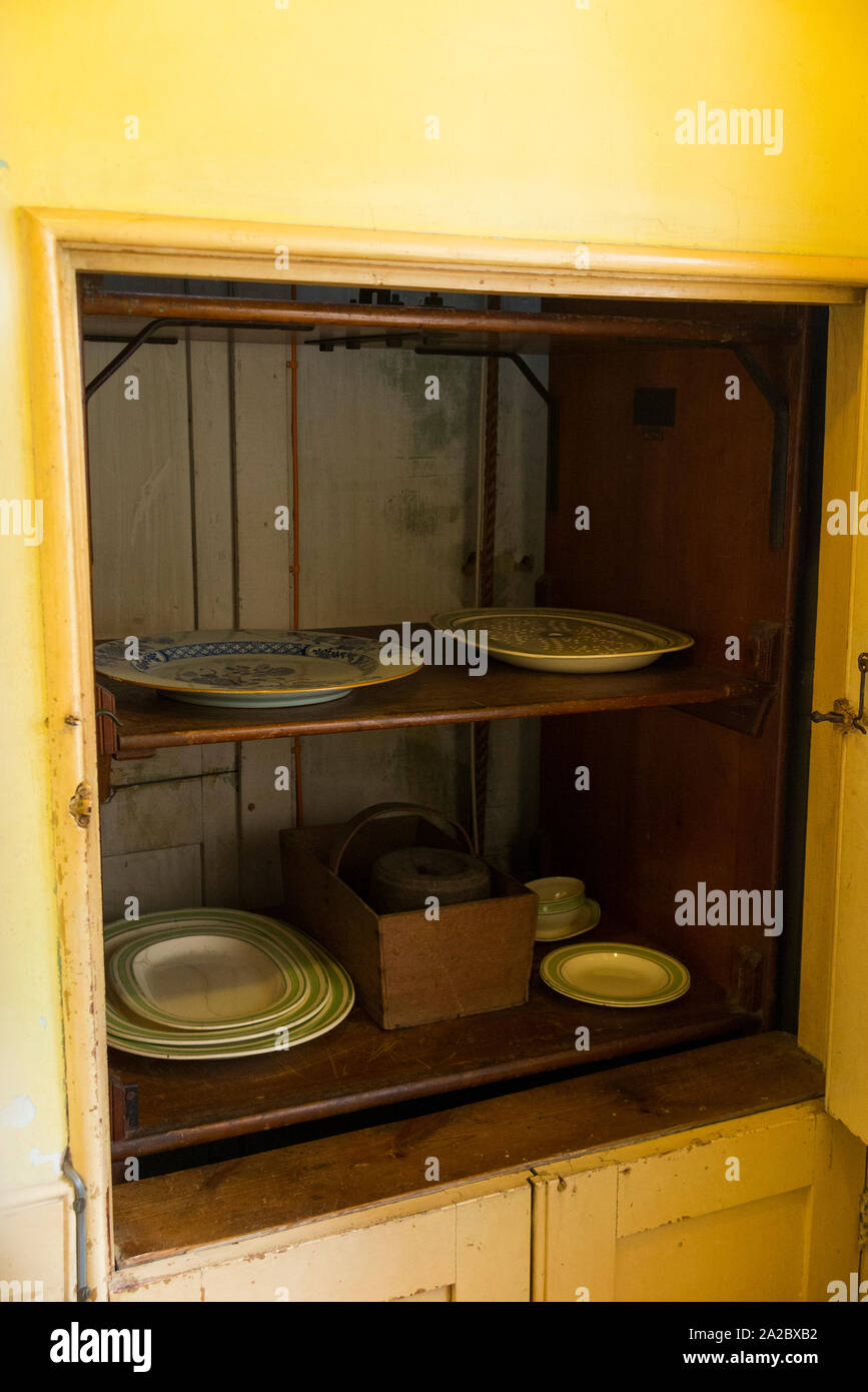 Un epoca vittoriana dumbwaiter / montavivande ascensore per il trasporto di derrate alimentari tra pavimenti in casa o casa. Regno Unito. Lo sportello apribile è aperto per mostrare le piastre su scaffali in montavivande. (110) Foto Stock
