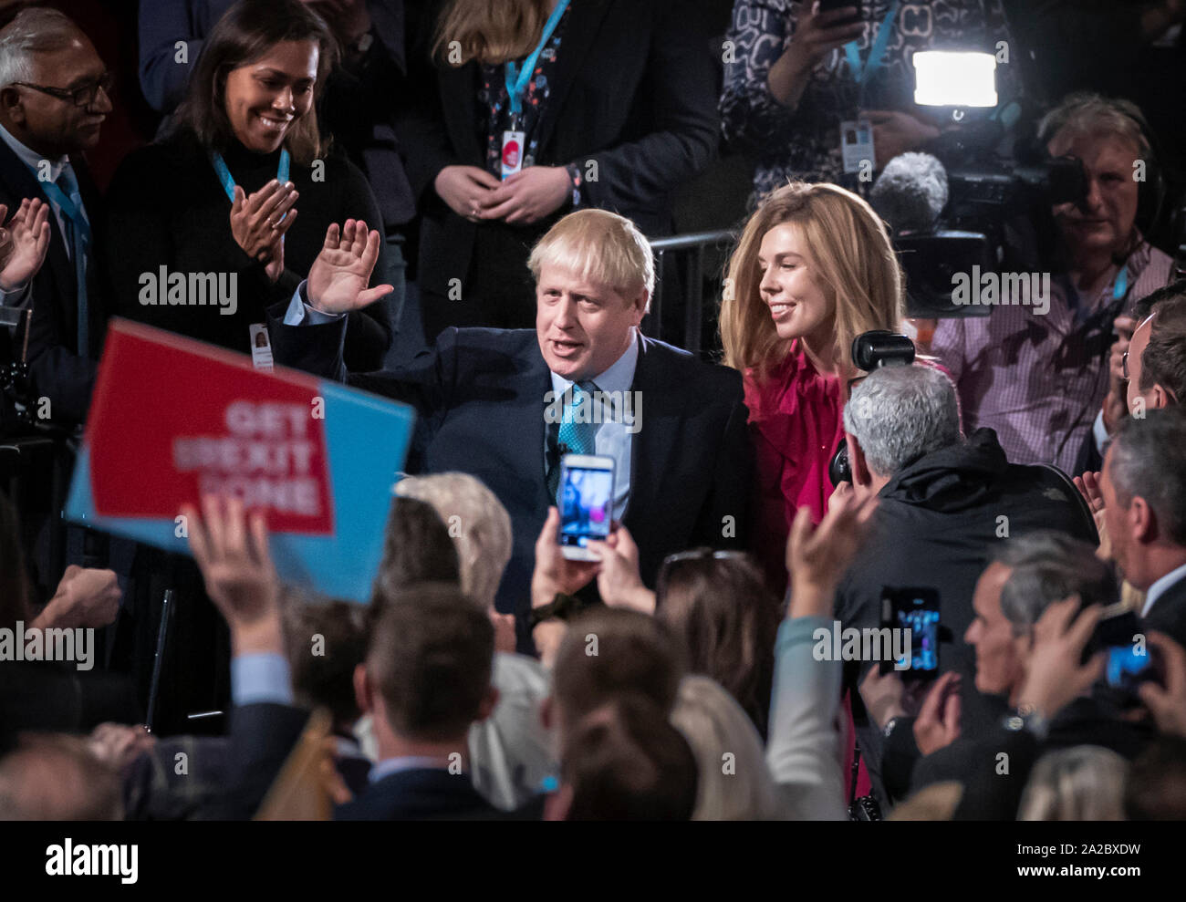 Il primo ministro Boris Johnson e Carrie Symonds presso il congresso del partito conservatore al Manchester Convention Center. Il primo ministro riceve applausi per il suo intervento da parte del pubblico. Foto Stock
