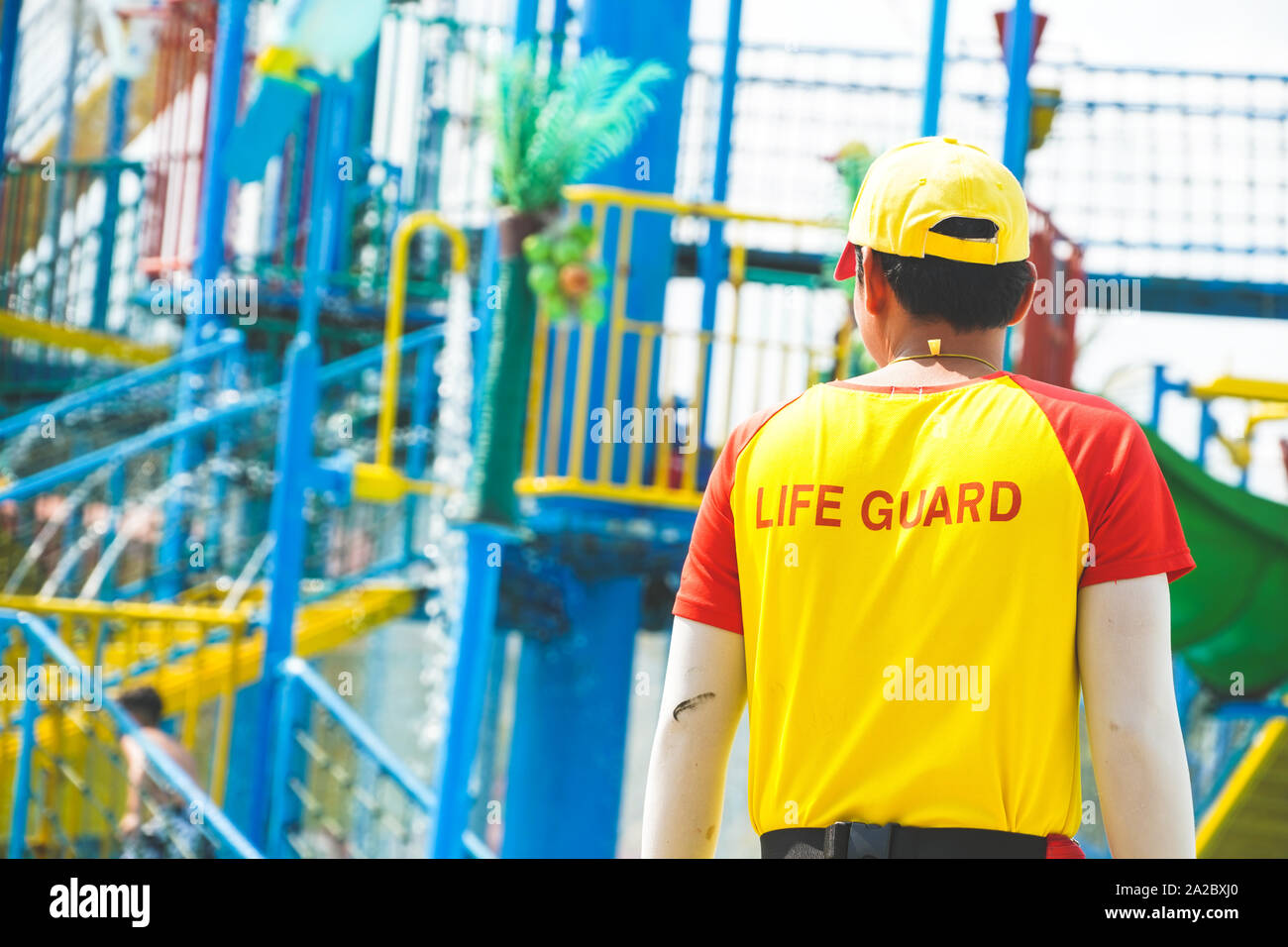 Maschio di un bagnino alla piscina di lavorare sotto la luce del sole. Phu Quoc, Vietnam, 29 Settembre 2019 Foto Stock