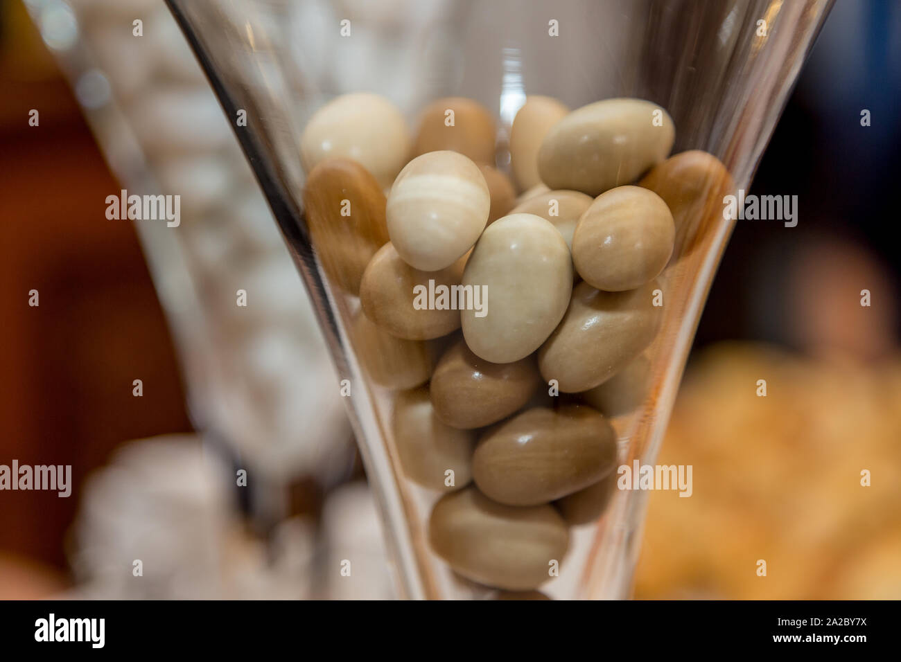 Tabella catering con il marrone ed il grigio della Giordania mandorle, nozze Foto Stock