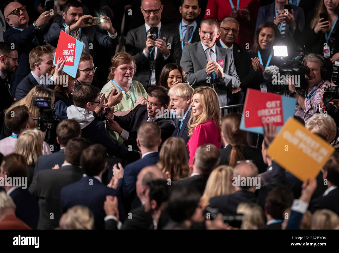Il primo ministro Boris Johnson e Carrie Symonds presso il congresso del partito conservatore al Manchester Convention Center. Il primo ministro riceve applausi per il suo intervento da parte del pubblico. Foto di PA. Picture Data: Mercoledì 2 ottobre 2019. Vedere PA storia TORY principale. Foto di credito dovrebbe leggere: Danny Lawson/PA FILO Foto Stock