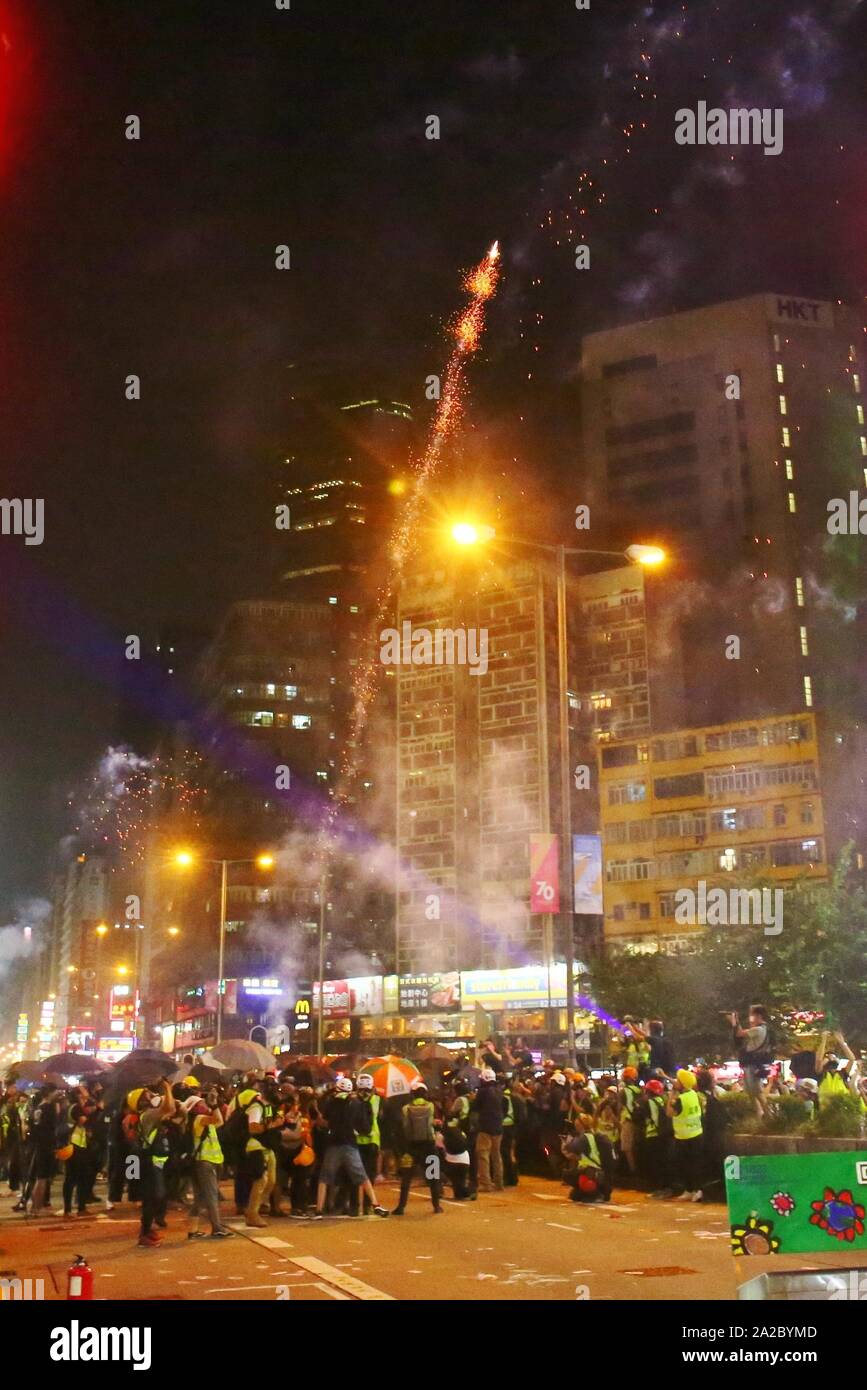 Hong Kong, Cina. 1st, ottobre 2019. Migliaia di pro-democrazia manifestanti marzo a diversi quartieri di Hong Kong in occasione del settantesimo anniversario della Cina della Giornata Nazionale. Accessi non autorizzati a marzo si trasformano in scontri tra dimostranti e polizia con più di 180 manifestanti sono stati arrestati e numerosi feriti. Foto Stock