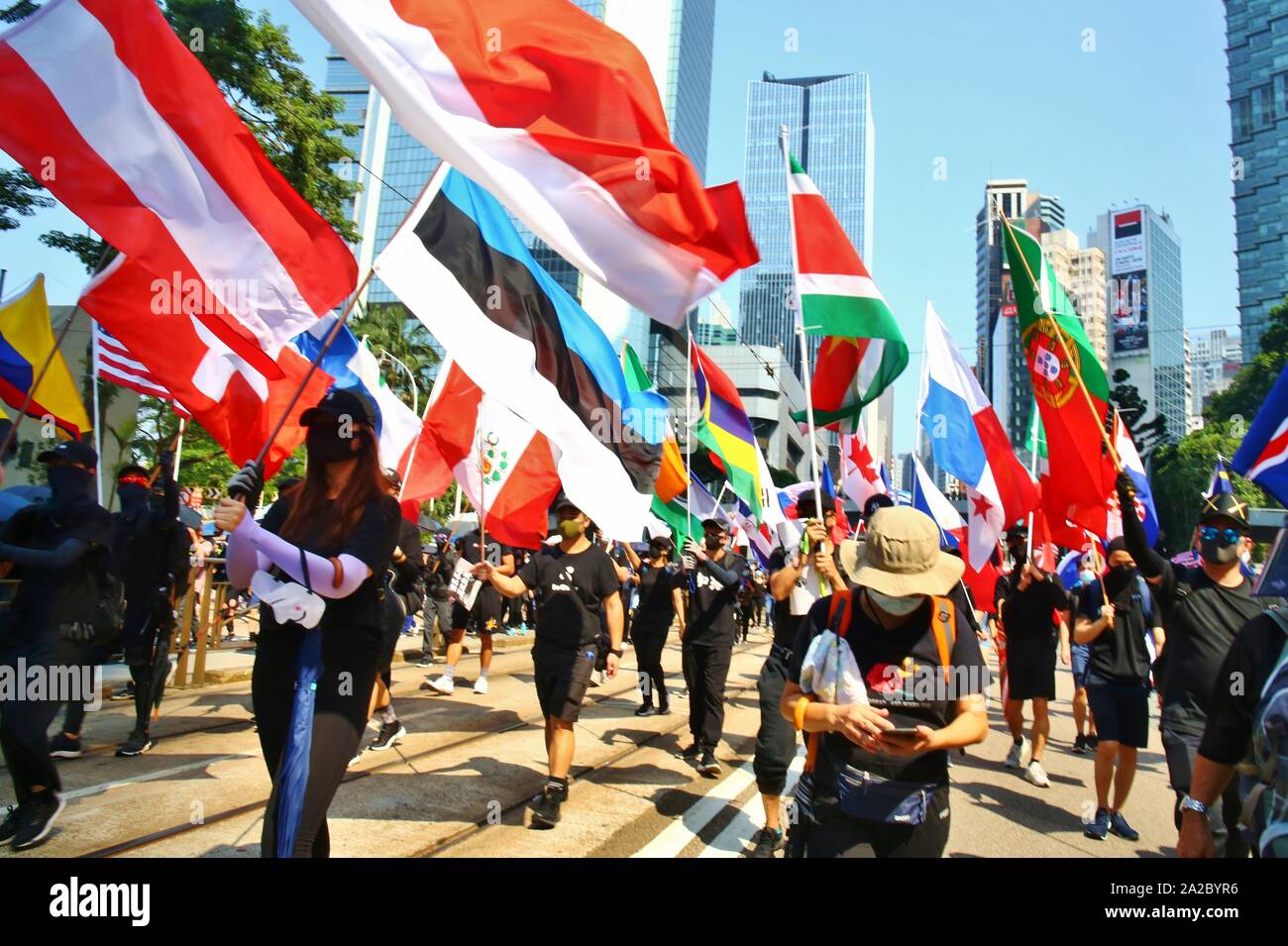 Hong Kong, Cina. 1st, ottobre 2019. Migliaia di pro-democrazia manifestanti marzo a diversi quartieri di Hong Kong in occasione del settantesimo anniversario della Cina della Giornata Nazionale. Qui i manifestanti sono visti in un mese di marzo non autorizzati da Causeway Bay a centrale. Foto Stock