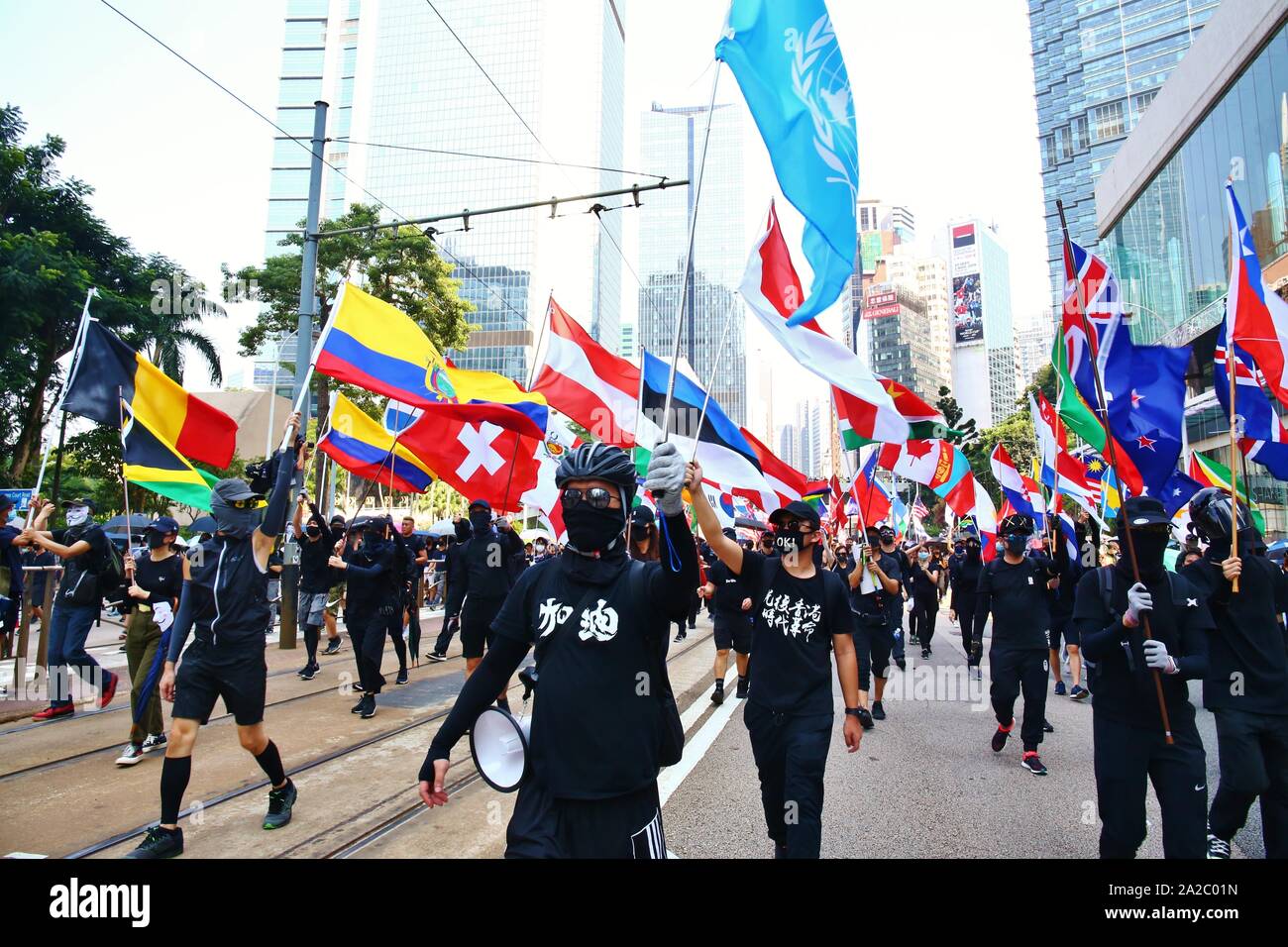 Hong Kong, Cina. 1st, ottobre 2019. Migliaia di pro-democrazia manifestanti marzo a diversi quartieri di Hong Kong in occasione del settantesimo anniversario della Cina della Giornata Nazionale. Qui i manifestanti sono visti in un mese di marzo non autorizzati da Causeway Bay a centrale. Foto Stock