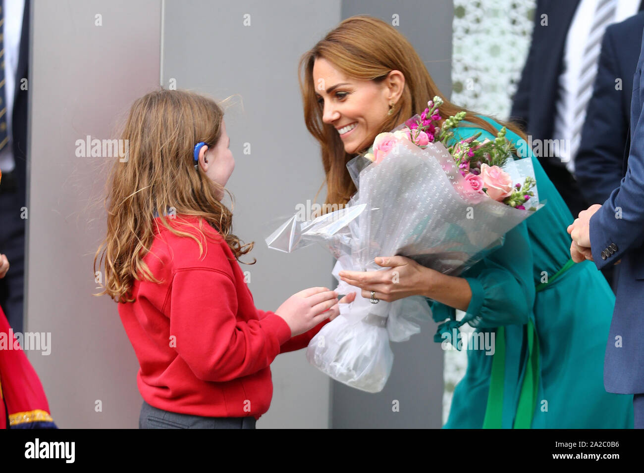 La Duchessa di Cambridge è presentato con alcuni fiori come lei lascia un evento speciale ospitato dall'Aga Khan davanti a loro visita ufficiale in Pakistan, all'Aga Khan nel centro di King Cross a Londra. Foto Stock