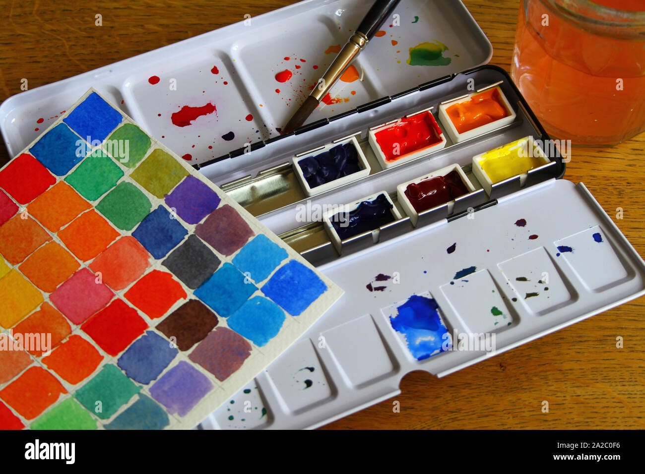 Pallet acquerello e studio di miscelazione del colore. Tavolozza di colori primari caldi e freddi Foto Stock