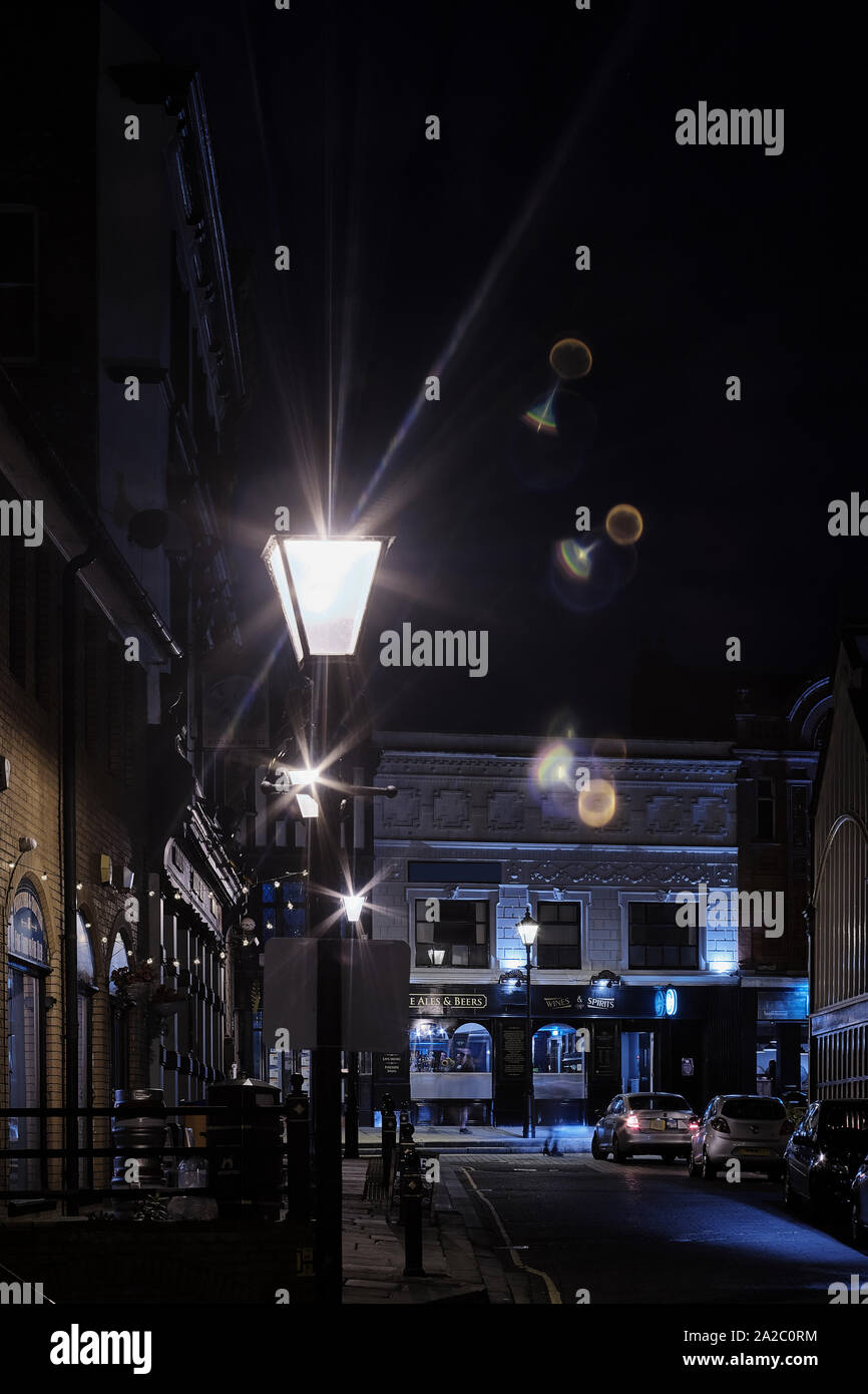 Lens Flare da lampione di notte a Stockport, Nord Ovest Inghilterra Foto Stock
