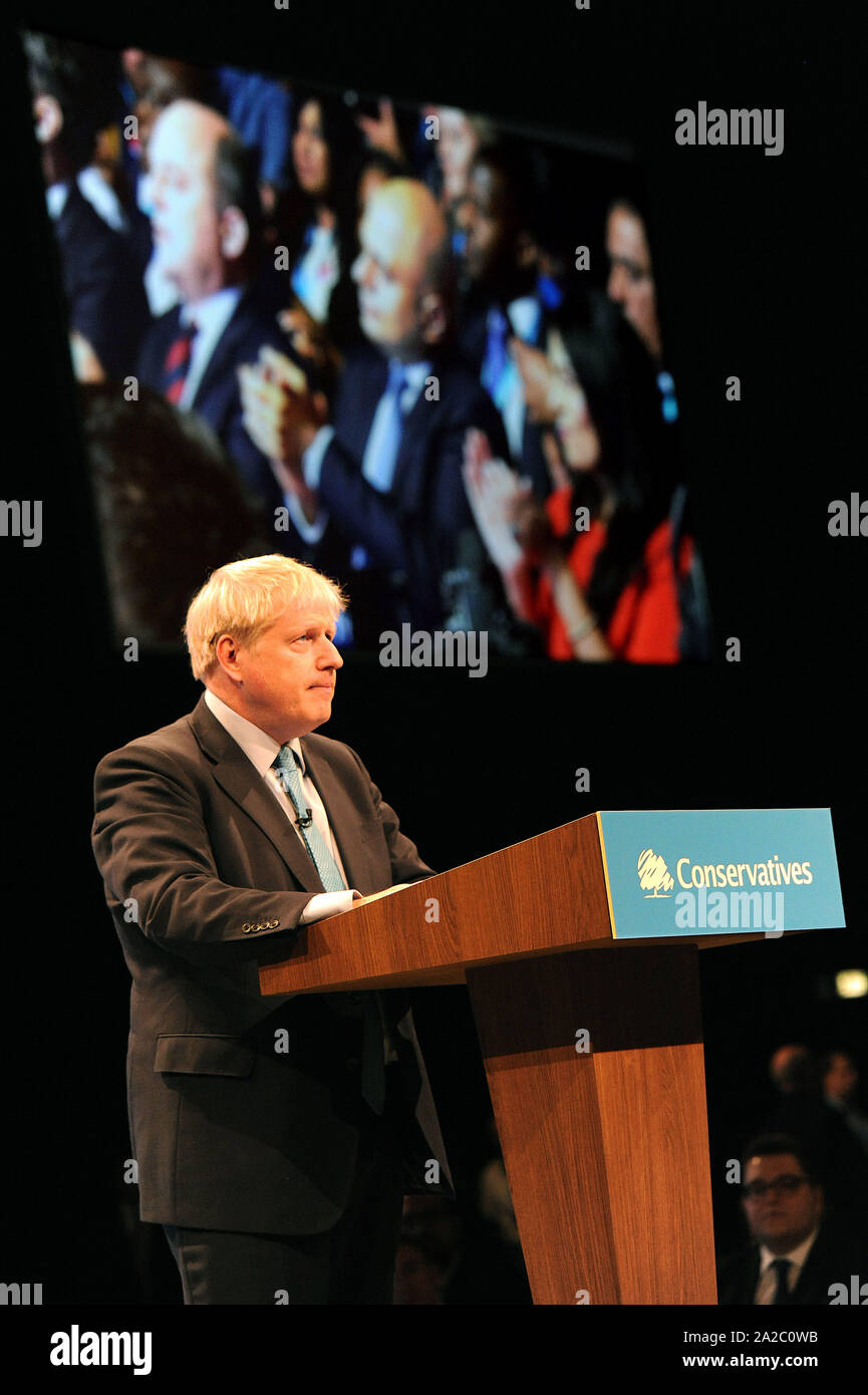 Manchester, Regno Unito. 2 Ottobre, 2019. Boris Johnson MP, Primo Ministro, offre il suo discorso alla conferenza sulla quarta ed ultima giornata del congresso del partito conservatore al Manchester Central Convention Complex. Credito: Kevin Hayes/Alamy Live News Foto Stock