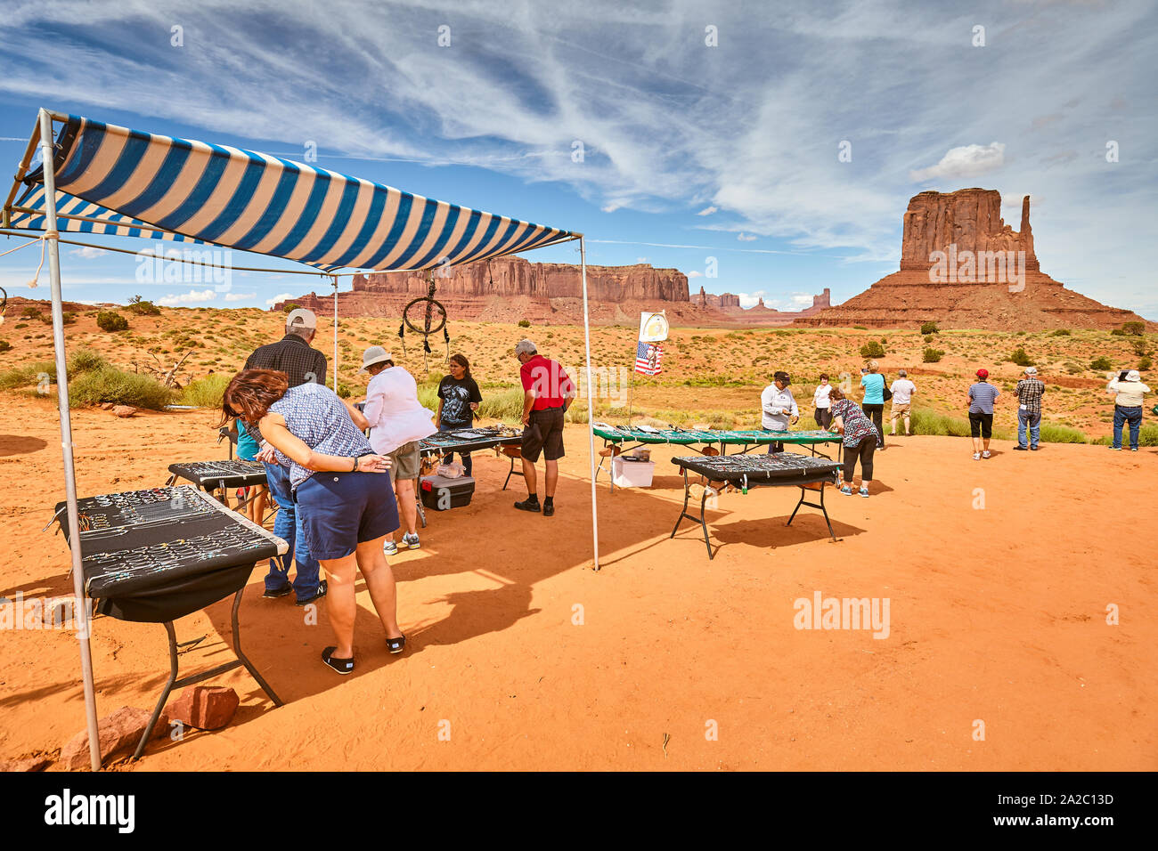 Utah, Stati Uniti d'America - 07 Settembre 2015: i turisti a Navajo stallo di souvenir con Native American artigianato in Monument Valley. Foto Stock