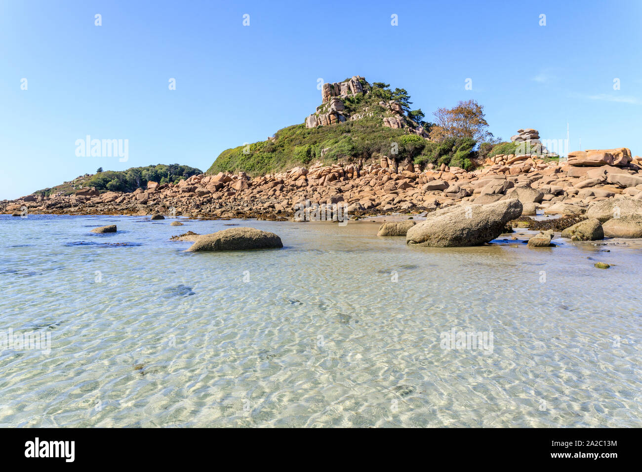 Francia, Cotes d'Armor, Côte de Granit Rose (costa di Granito Rosa), Trebeurden, rocce della Pointe du Castel da Tresmeur spiaggia // Francia, Côtes-d'Armo Foto Stock