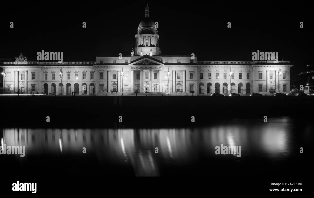 Illuminata Custom House a Dublino di notte con la riflessione sul fiume Liffey Foto Stock