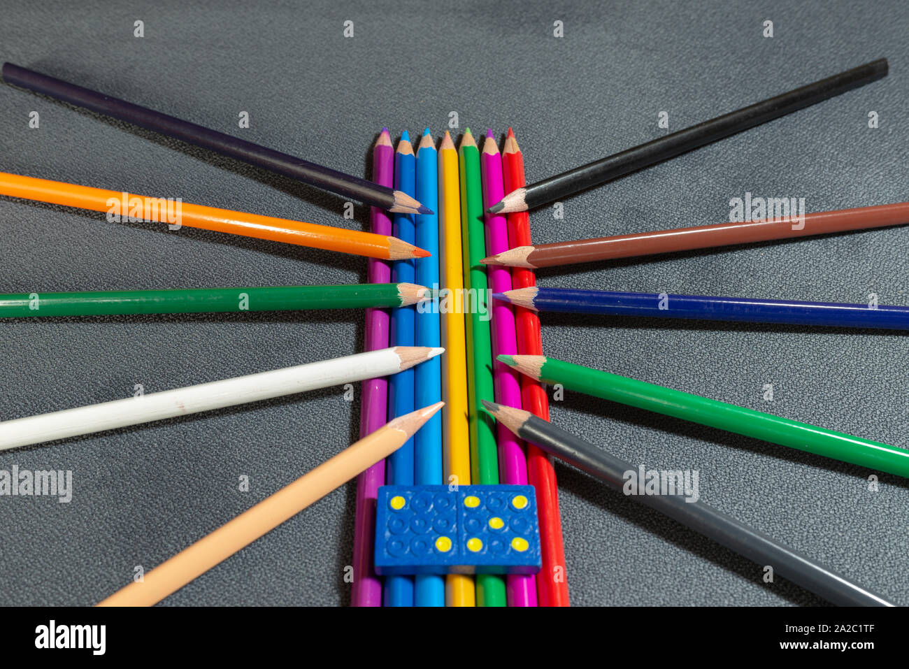 Matite con dadi e domino su sfondo grigio.Bandiera della pace italiani ritmo organizzazione Foto Stock