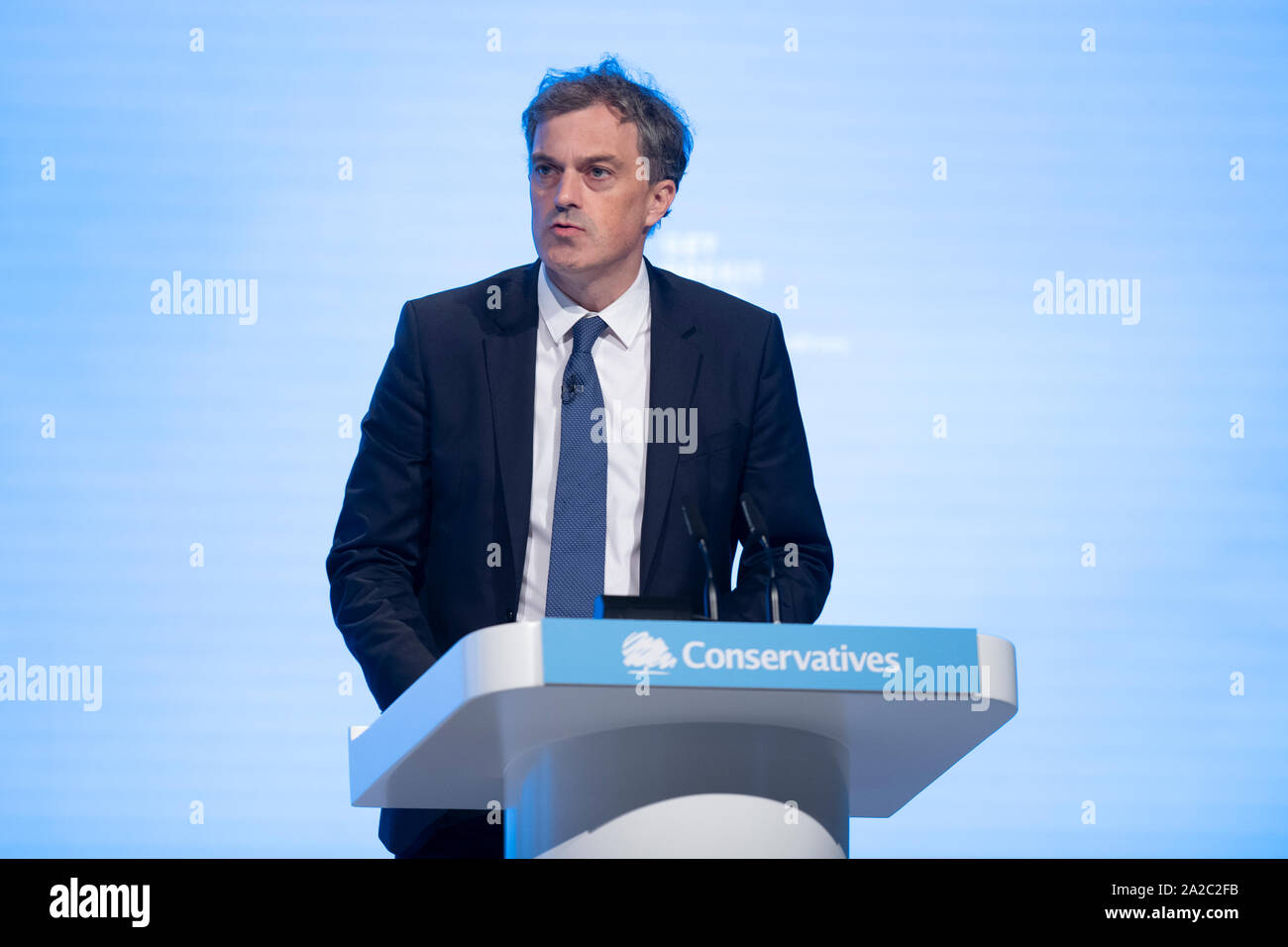 Manchester, Regno Unito. 2 Ottobre, 2019. Julian Smith, Segretario di Stato per l'Irlanda del Nord e MP per Skipton e Ripon, parla al giorno quattro del congresso del Partito Conservatore di Manchester. Credito: Russell Hart/Alamy Live News Foto Stock