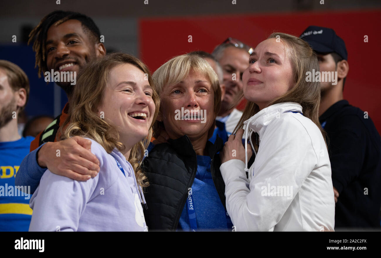 ANZHELIKA SIDOROVA (ANA) (G) Famiglia celebra dopo la sua vittoria in Pole Vault concorrenza sul Giorno 3 della IAAF mondiale di atletica a Doha, IN QATAR Foto Stock