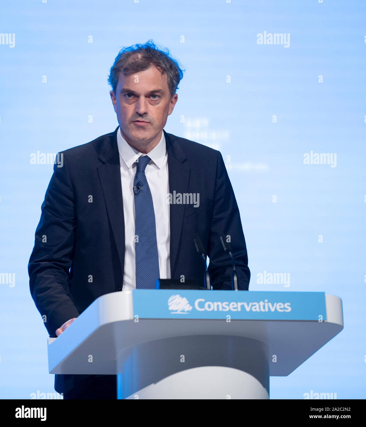 Manchester, Regno Unito. 2 Ottobre, 2019. Julian Smith, Segretario di Stato per l'Irlanda del Nord e MP per Skipton e Ripon, parla al giorno quattro del congresso del Partito Conservatore di Manchester. Credito: Russell Hart/Alamy Live News Foto Stock
