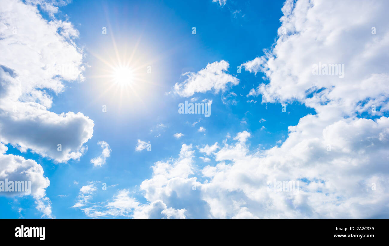 Sfondo di sole, cielo blu con nuvole bianche e sun Foto Stock