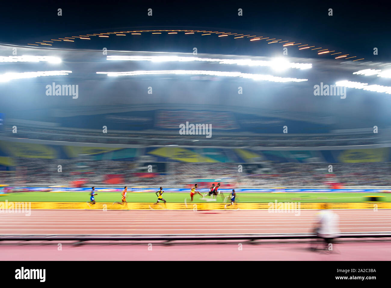 Funzione, guide di scorrimento su un ostacolo, dinamica, sfocata. Piombo 3000m ostacolo degli uomini, su 01.10.2019 mondiali di atletica 2019 a Doha / Qatar, dal 27.09. - 10.10.2019. | Utilizzo di tutto il mondo Foto Stock