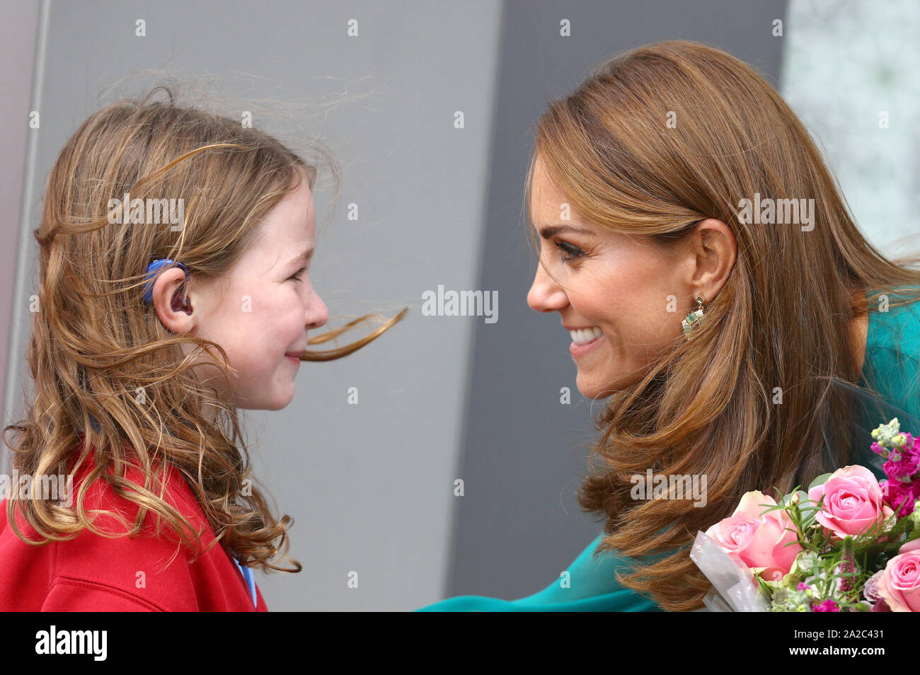 La Duchessa di Cambridge è presentato con alcuni fiori come lei lascia un evento speciale ospitato dall'Aga Khan davanti a loro visita ufficiale in Pakistan, all'Aga Khan nel centro di King Cross a Londra. Foto Stock