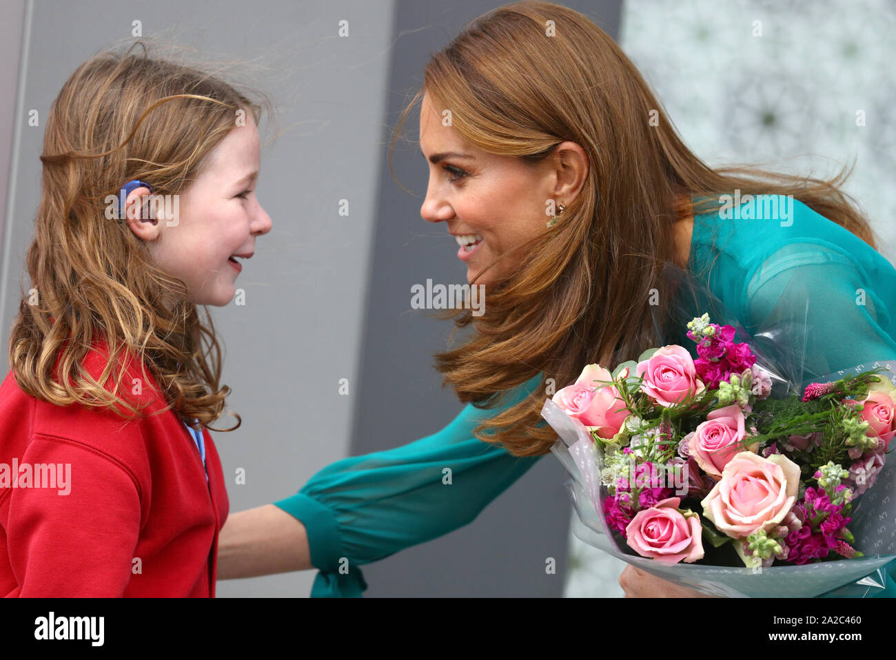 La Duchessa di Cambridge è presentato con alcuni fiori come lei lascia un evento speciale ospitato dall'Aga Khan davanti a loro visita ufficiale in Pakistan, all'Aga Khan nel centro di King Cross a Londra. Foto Stock